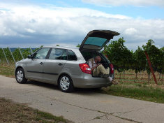 Günther Zäuner sitzt auf der Ladefläche seines Wagens