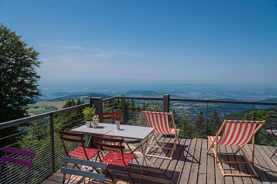 Blick auf die Vogesen von der Sonnenterasse an der Bergstation Schauinsland